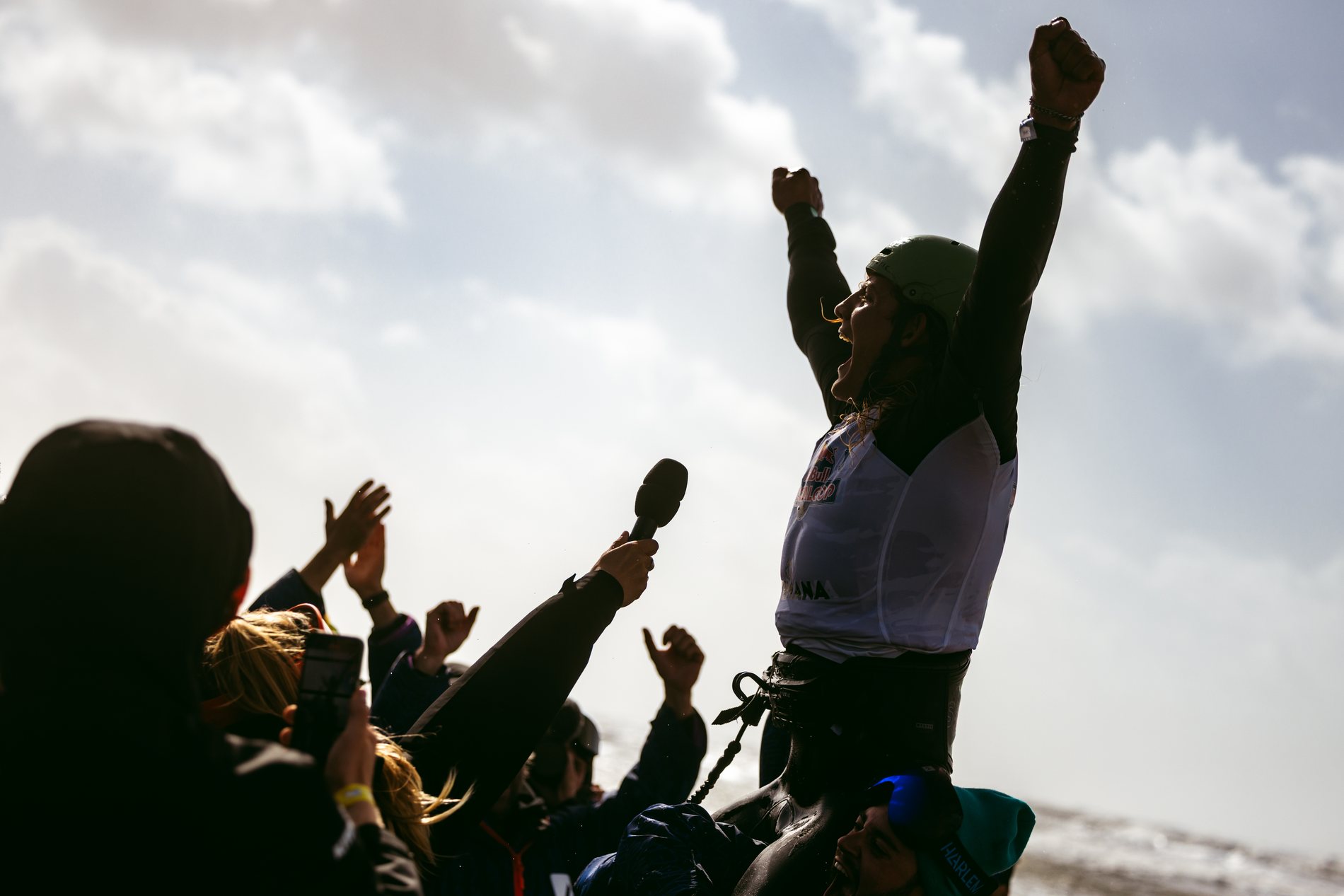 Megaloop win, arms up in front of the crowd