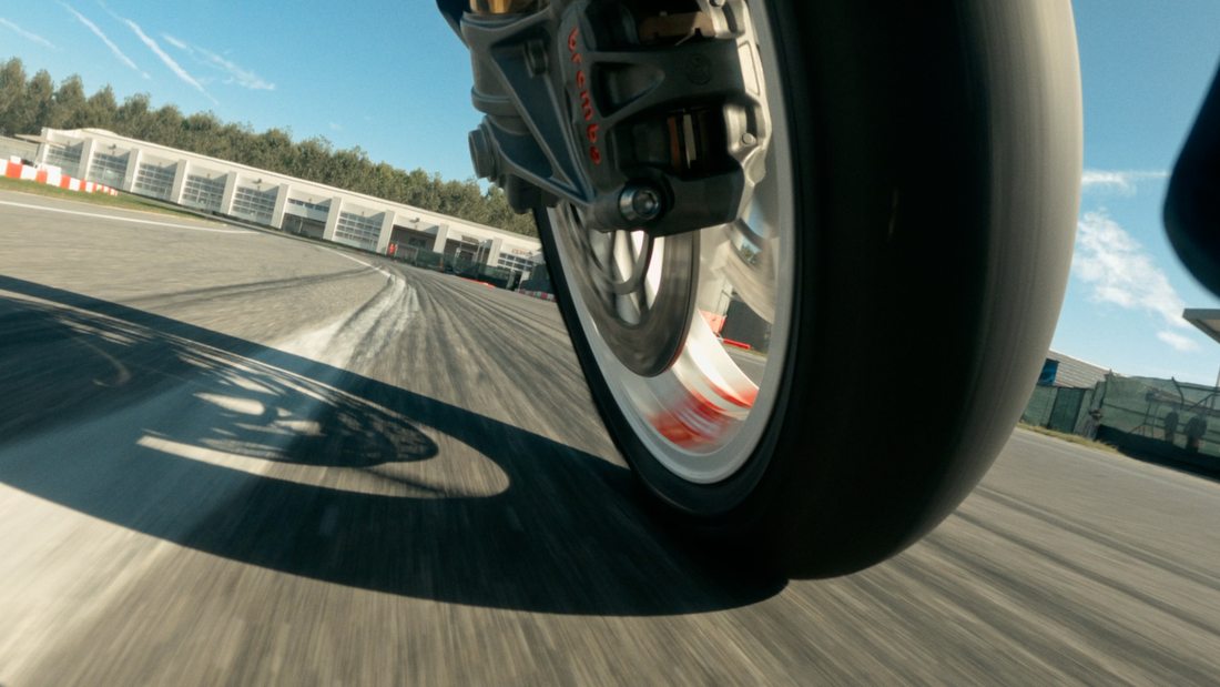 Low angle on the wheel, in motion